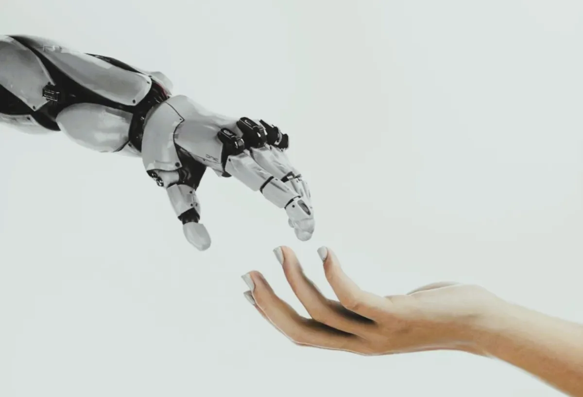 باحثون يطورون ذراعًا آلية تحاكي يد الإنسان بدقة