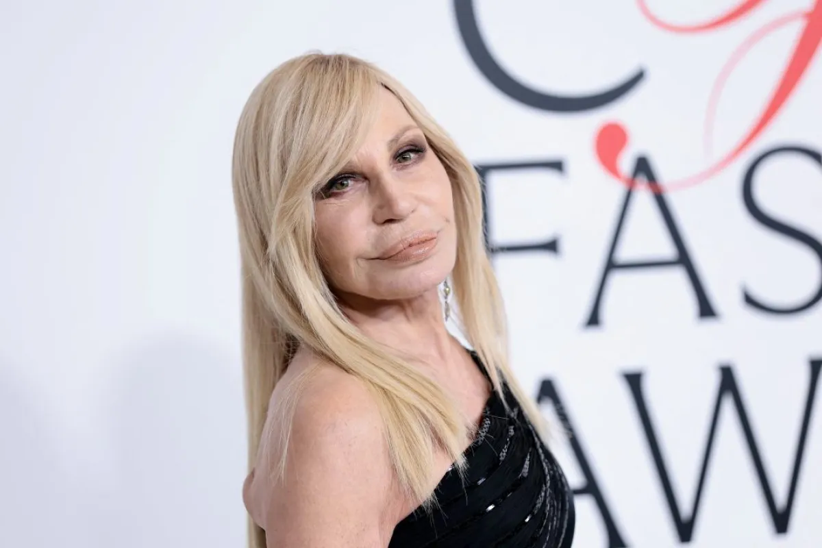 دوناتيلا فيرساتشي في حفل توزيع جوائز مجلس مصممي الأزياء الأمريكي 2025 Donatella Versace attends the 2025 CFDA Awards Dimitrios Kambouris/Getty Images/AFP (Photo by Dimitrios Kambouris / GETTY IMAGES NORTH AMERICA / Getty Images via AFP)