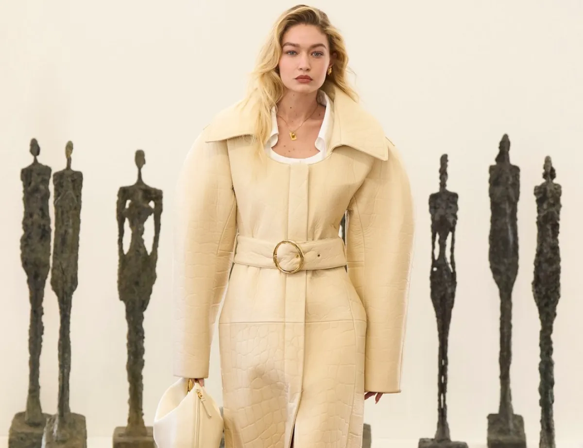 جيجي حديد بعرض Jacquemus من مجموعة ربيع وصيف 2024- الصورة من Launchmetrics/Spotlight ©