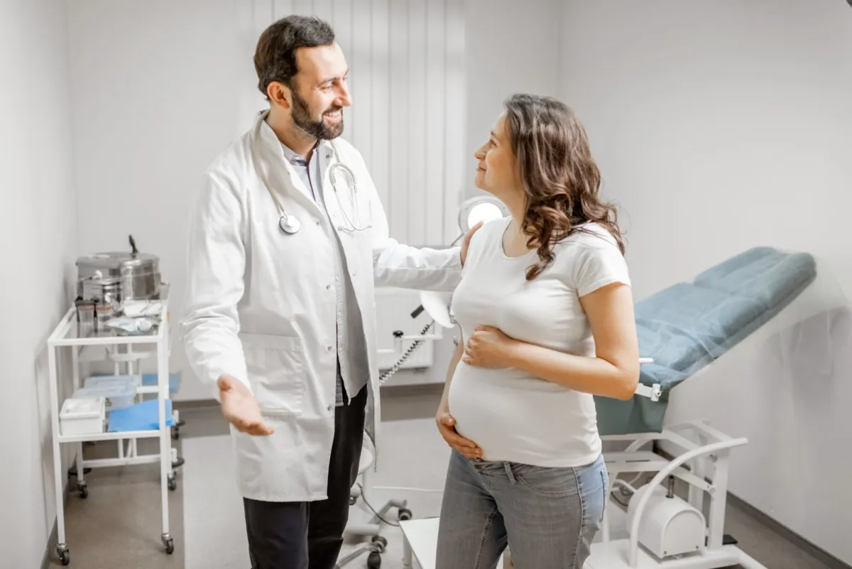 صورة طبيب يرحب بالحامل