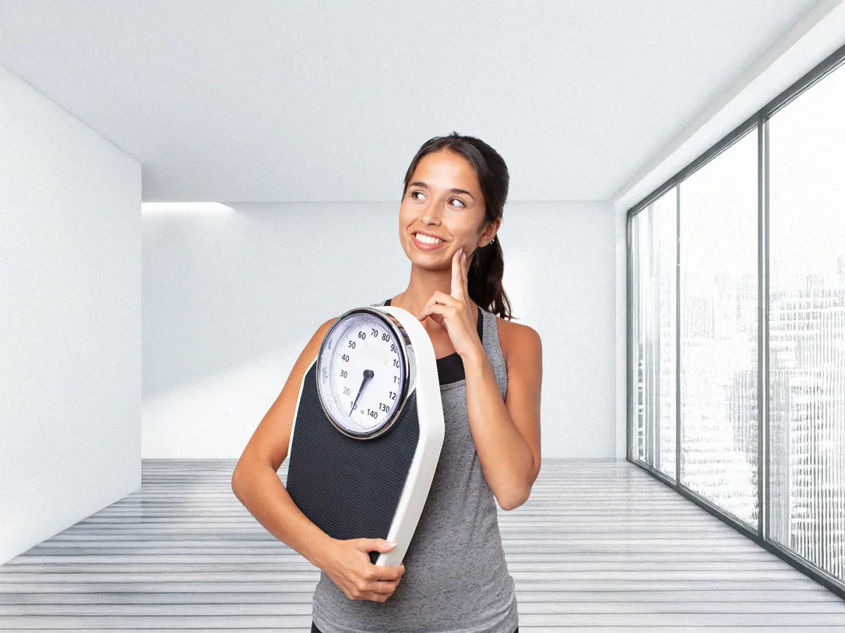 امرأة تحمل ميزاناً