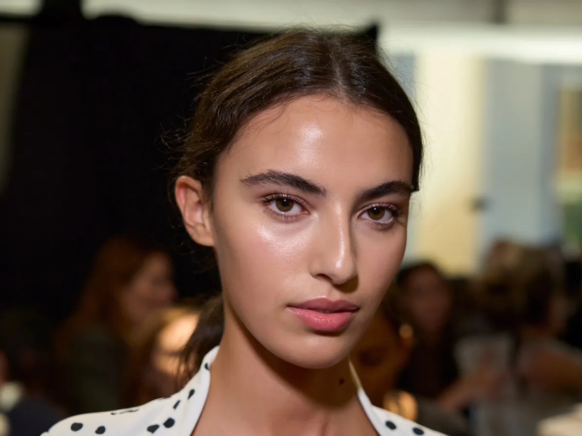 كيف تتخلّصين من البقع الداكنة بعد حبّ الشباب