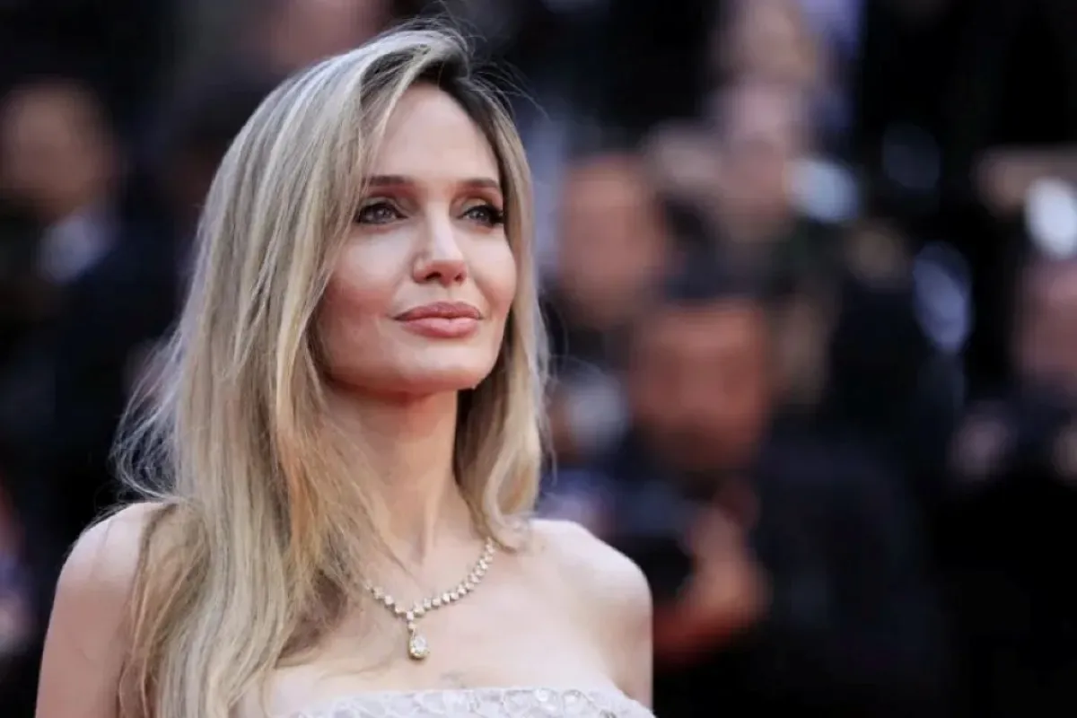 أنجلينا جولي في الدورة الـ78 من مهرجان كان السينمائي في كان، جنوب فرنسا (Angelina Jolie at the 78th edition of the Cannes Film Festival in Cannes, southern France). مصدر الصورة: Valery HACHE / AFP