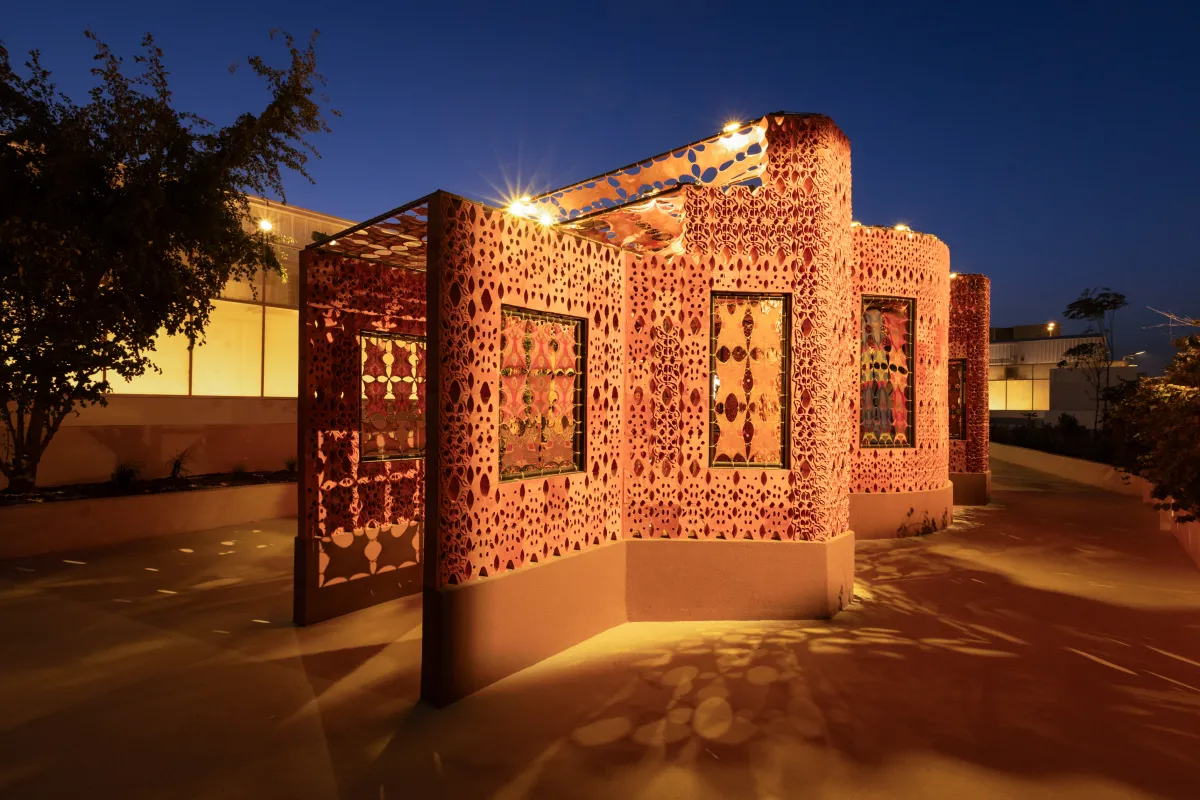 أحد الأعمال المشاركة في بينالي الدرعية للفن المعاصر. الصورة من المركز الإعلامي للبينالي