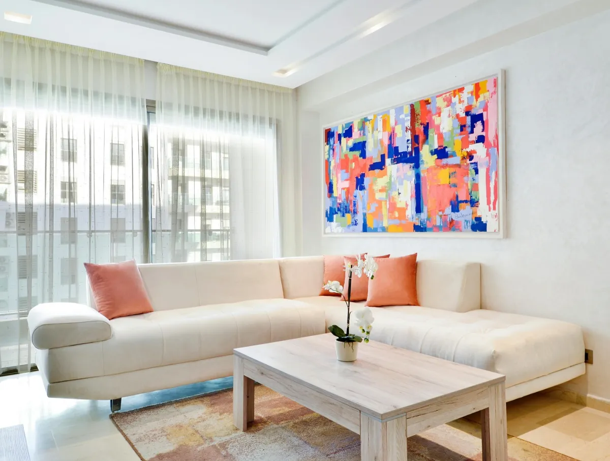 صالة منزلية مع لوحة تجريدية تزين الحائط