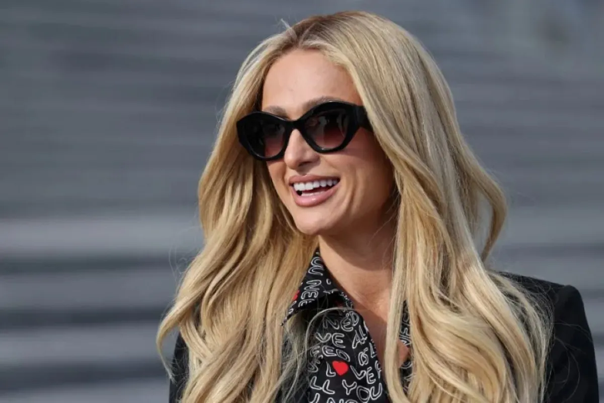 باريس هيلتون أمام مبنى الكابيتول الأمريكي في واشنطن العاصمة ( Paris Hilton in front of the US Capitol Building in Washington, DC ). مصدر الصورة: CHIP SOMODEVILLA / GETTY IMAGES NORTH AMERICA / Getty Images via AFP