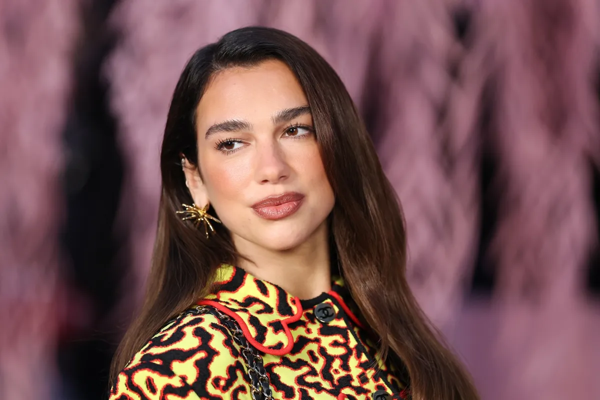 دوا ليبا Dua Lipa في أسبوع الموضة في باريس- مصدر الصورة  Stephane Cardinale - Corbis/Corbis via Getty Images)