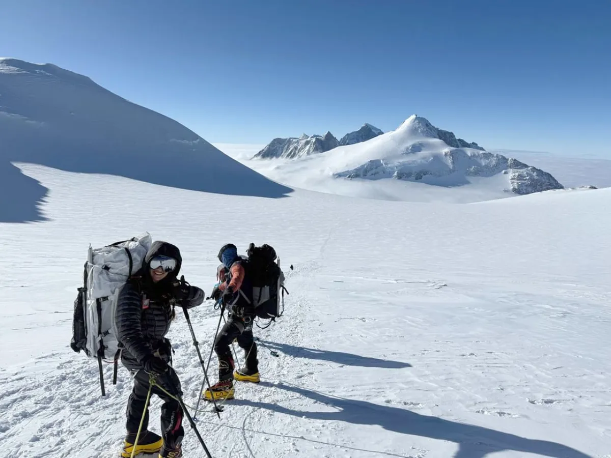 فاطمة العوضي أول متسلقة عربية تصل إلى أعلى قمة في القارة القطبية الجنوبية  - الصورة من وكالة الأنباء الإماراتية "وام"