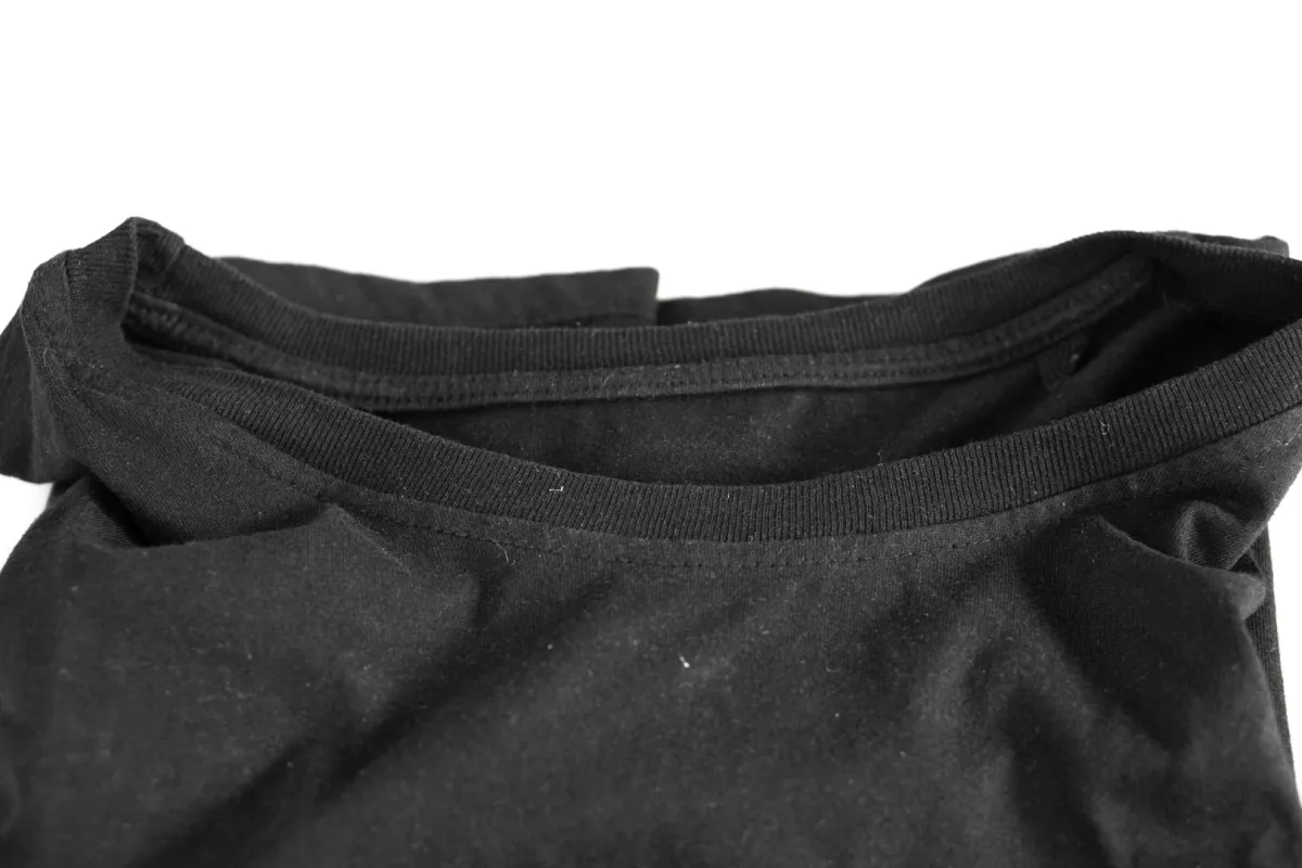 قميص من القطن الأسود باهت اللون