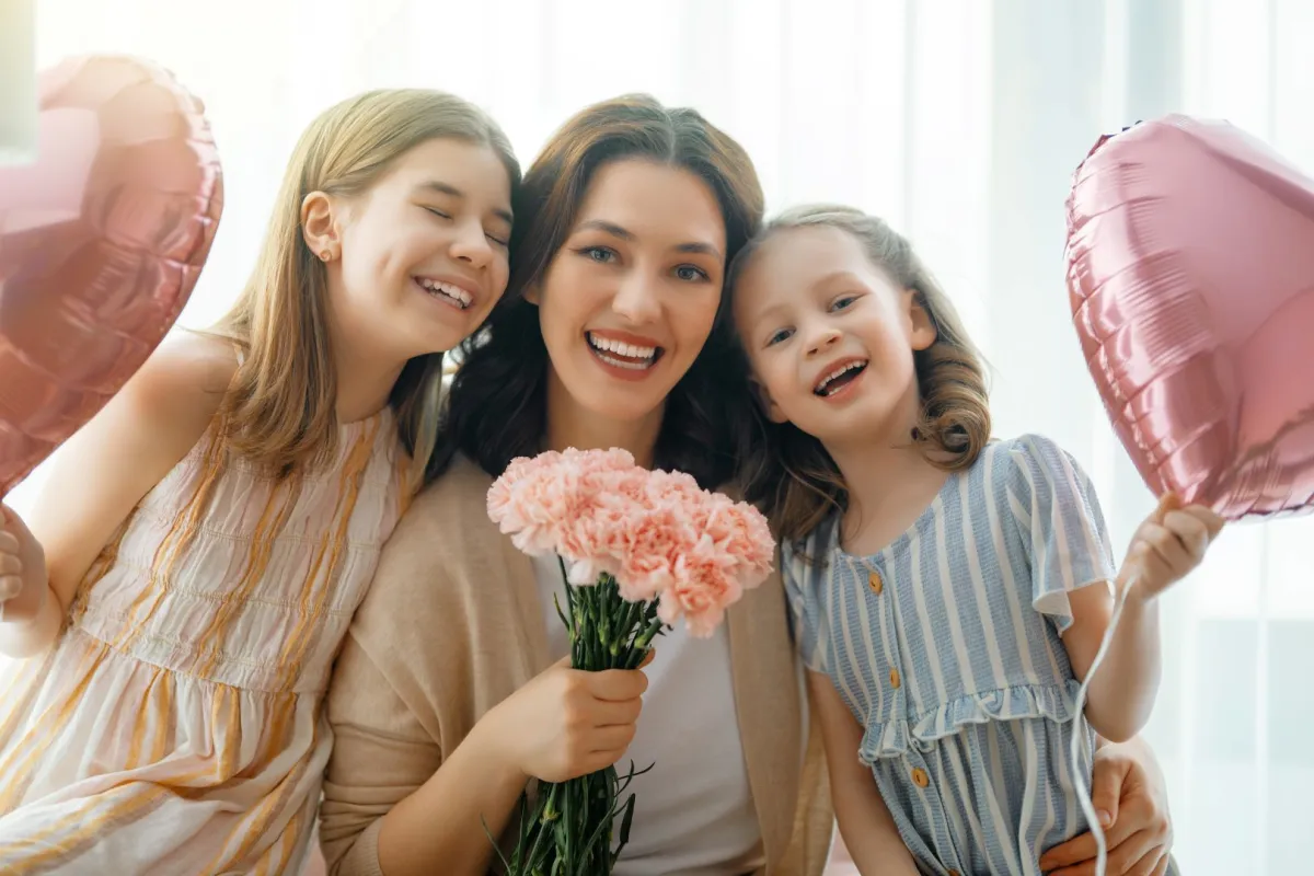 صورة أم مع ابنتيها