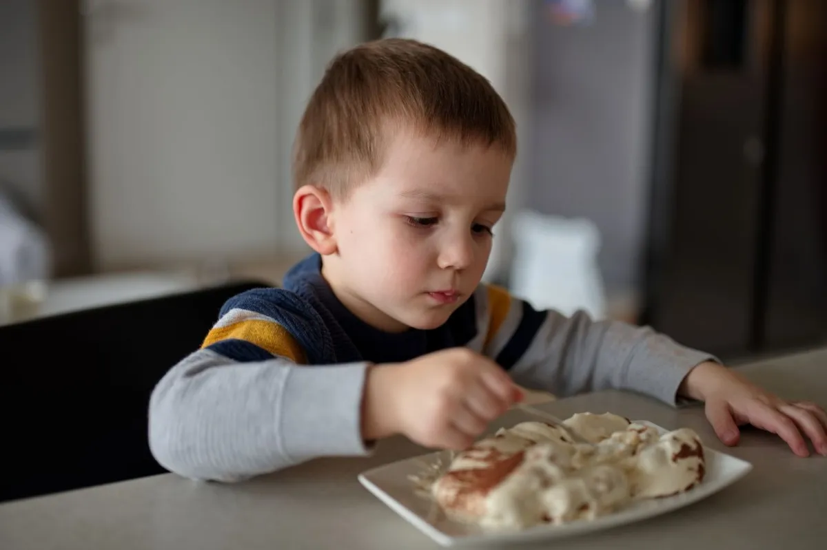 صورة طفل يأكل