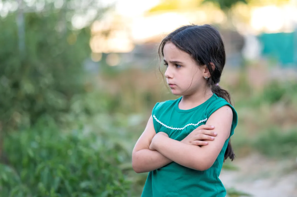 صورة طفلة عنيدة