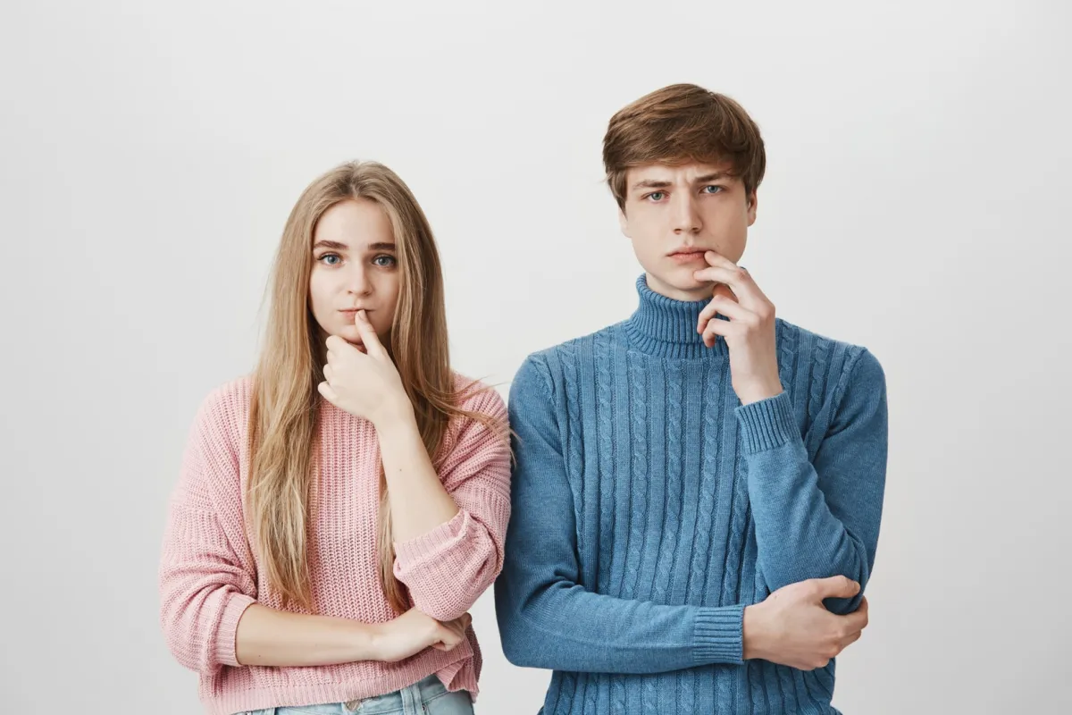 شاب وفتاة يفكران في كيفية بناء حياتهم- مصدر الصورة freepik