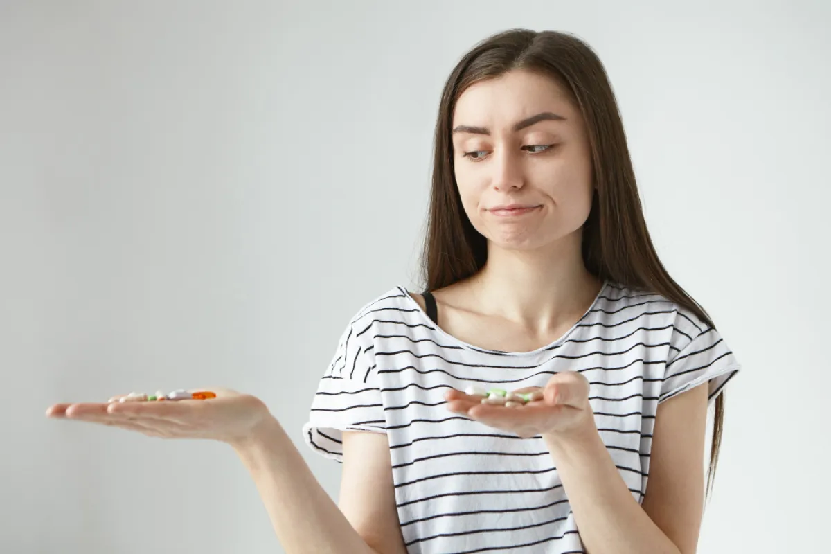 امراة حائرة في قرار المكملات الغذائية المناسب -المصدر: freepik