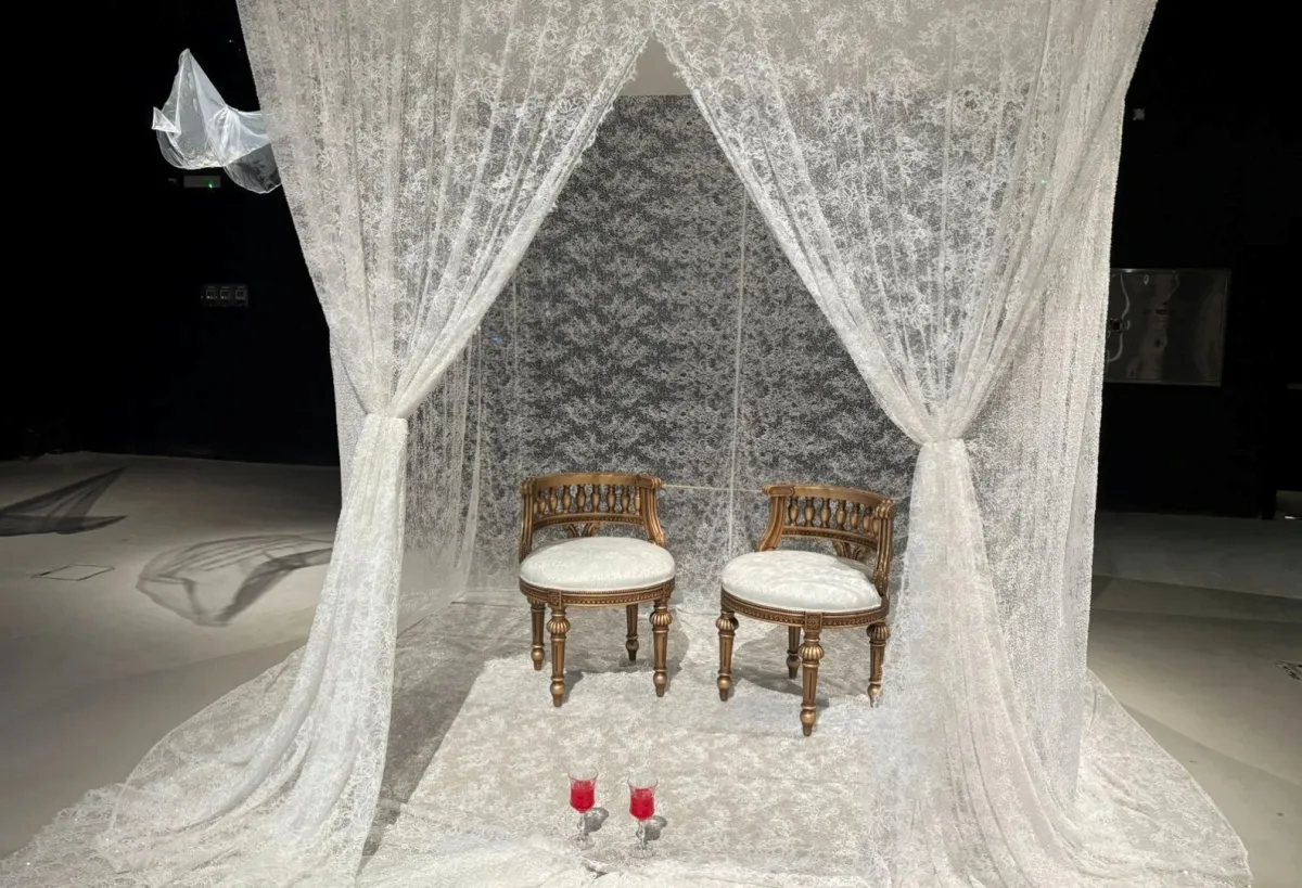 إحدى المشاركات من معرض ليلة عمر- الصورة  خاصة بسيدتي من  تصوير زكية البلوشي