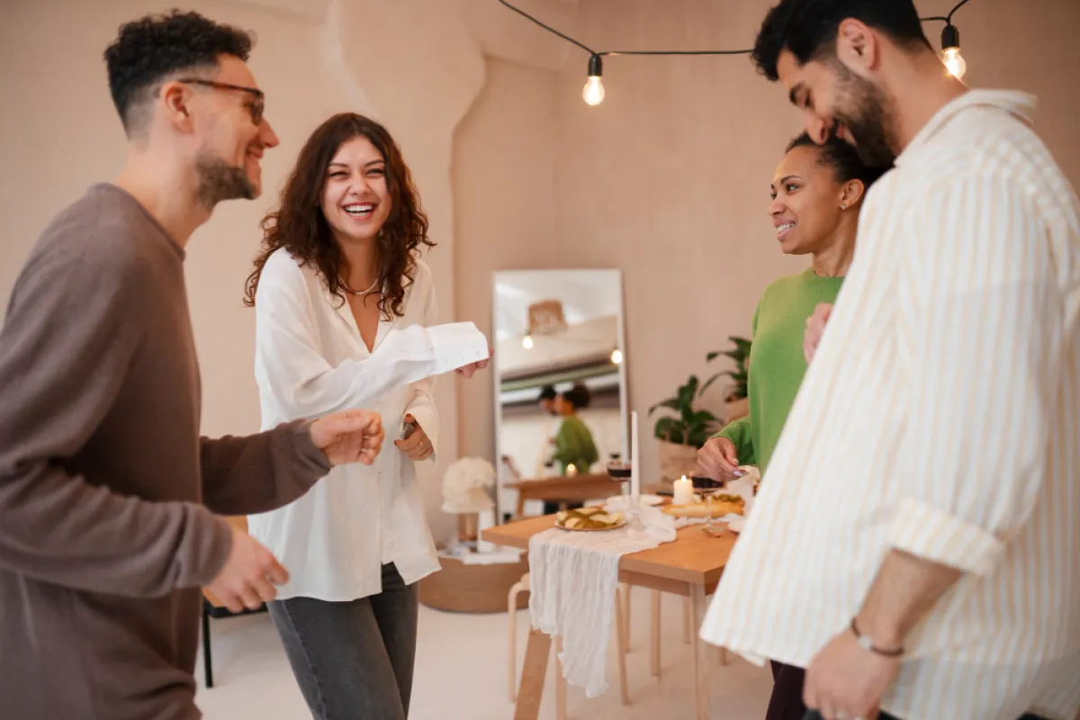 العلاقات الاجتماعية السليمة مهمة للشباب - المصدر freepik