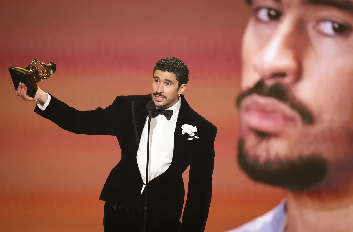 باد باني بعد فوره بجائزة ألبوم العام في حفل غرامي - مصدر الصورة: (Photo by Stewart Cook/CBS via Getty Images)