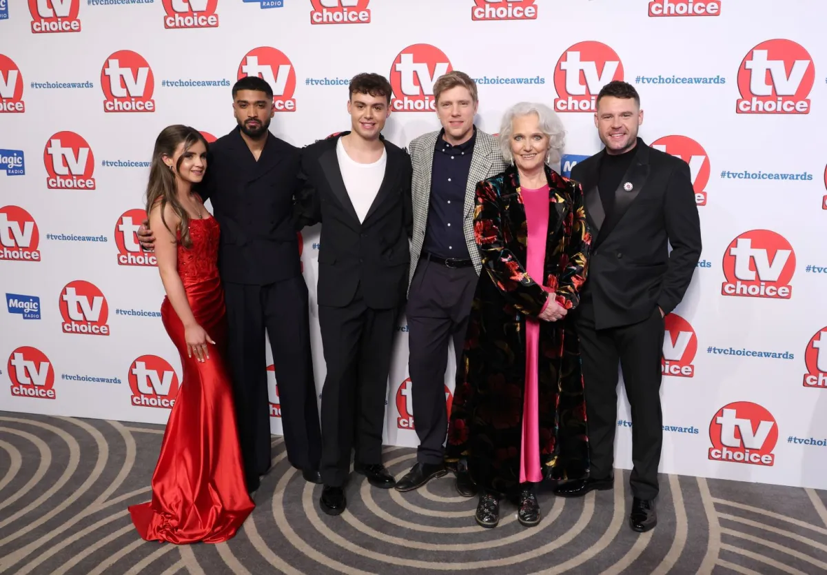 أميليا فلانغان Amelia Flanagan، شيبز ميا Shebz Miah، برادلي ريتشز Bradley Riches، رايان هاولي Ryan Hawley، لويز جيمسون Louise Jameson، وداني ميلر Danny Miller في حفل توزيع جوائز اختيار التلفزيون. مصدر الصورة: Mike Marsland/WireImage