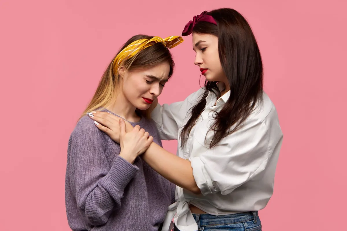 شابة تربت على كتف صديقتها تواسيها - المصدر: freepik by karlyukav