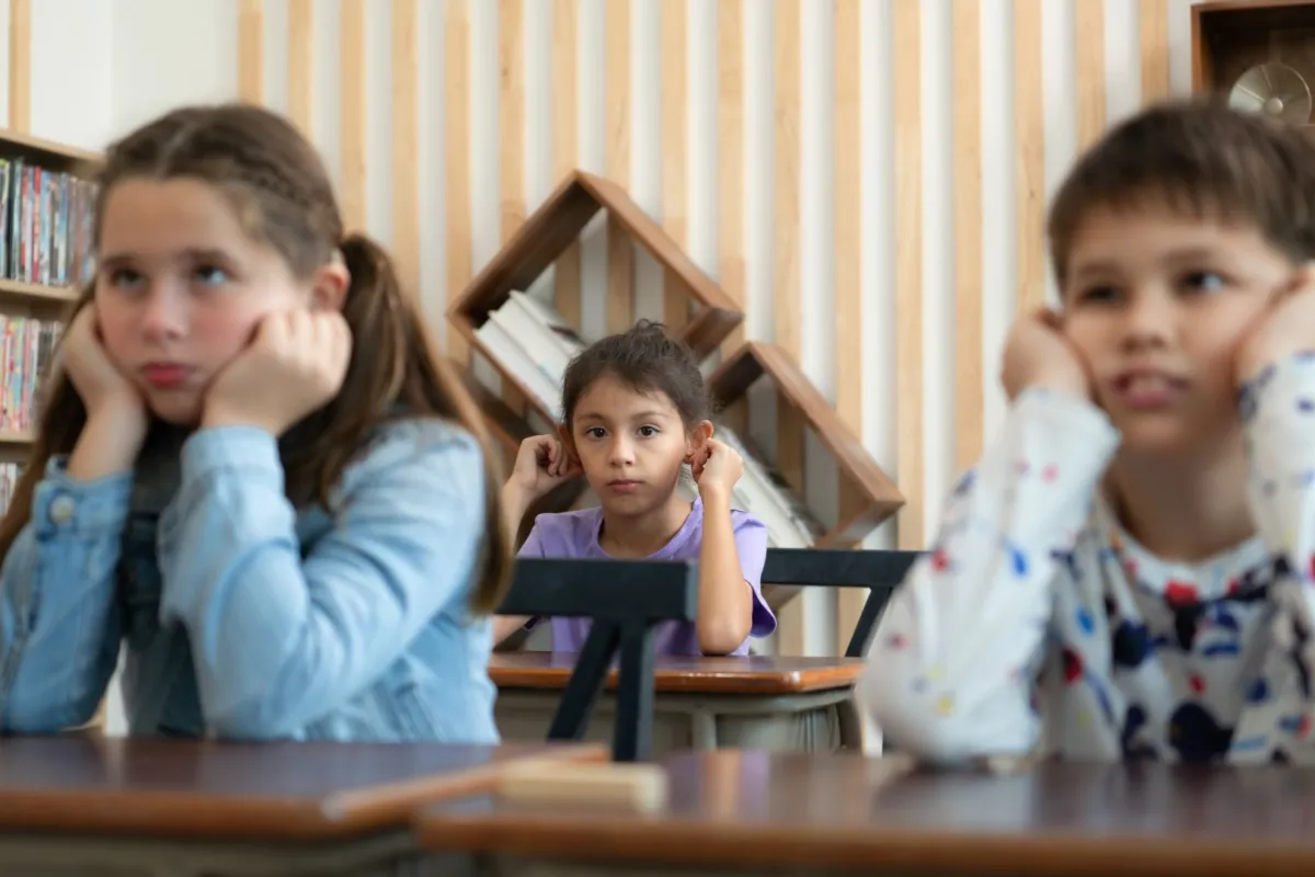 صورة أطفال يشعرون بالملل