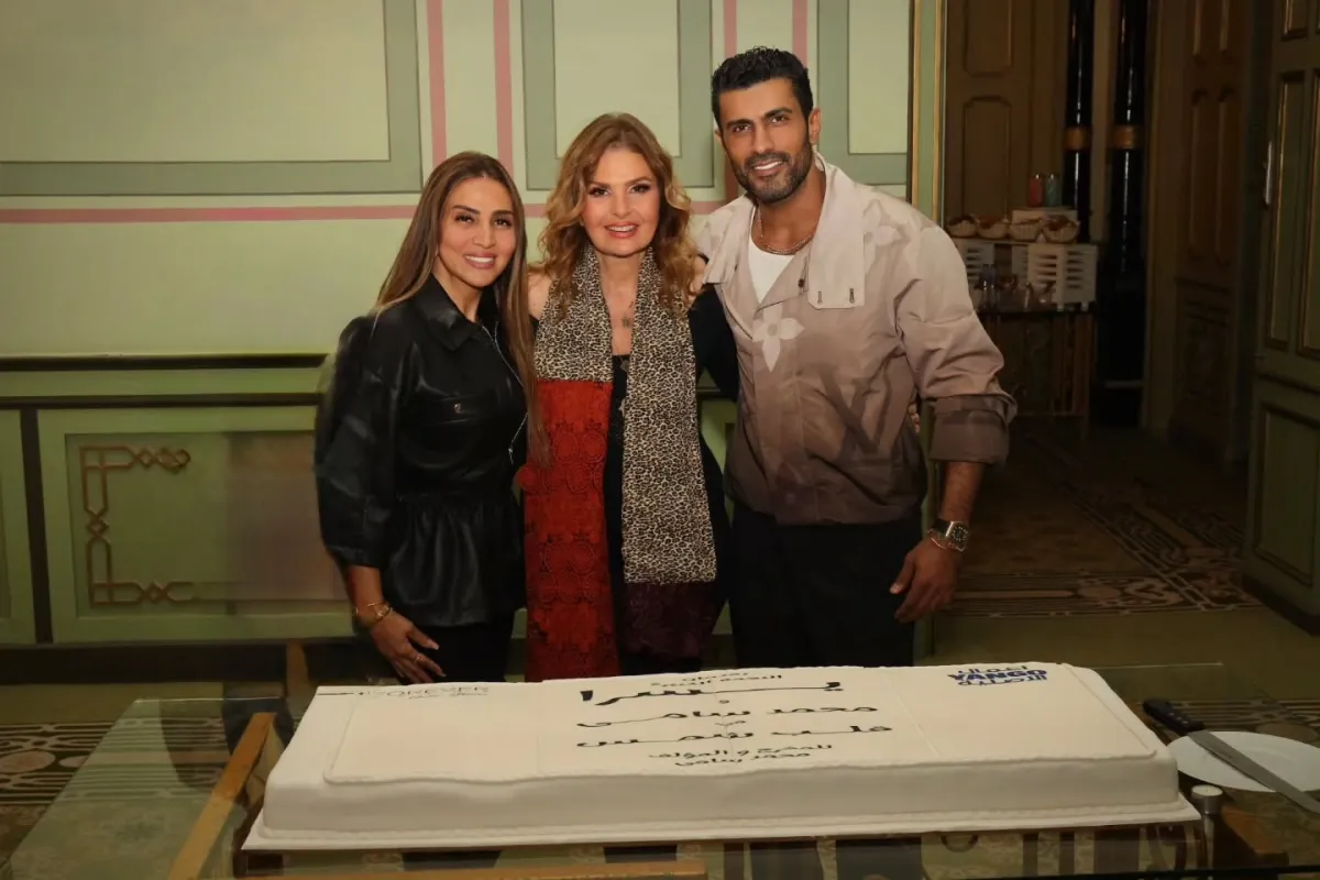 محمد سامي برفقة يسرا في كواليس قلب شمس- الصورة من صفحته على فيسبوك