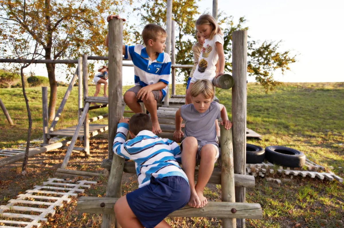 صورة أطفال يمارسون التسلق