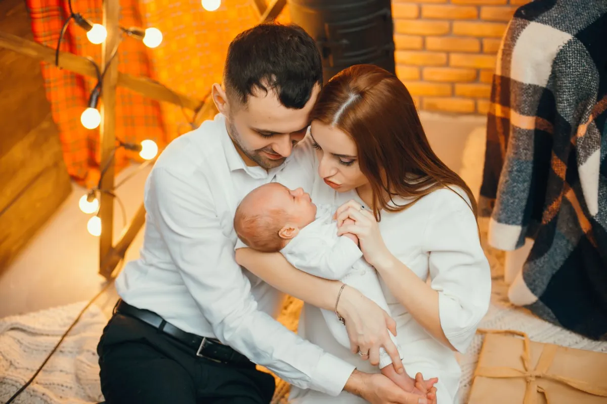 صورة لعائلة سعيدة بمولودها