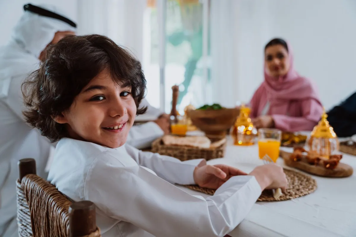 صورة طفل على مائدة الطعام في رمضان