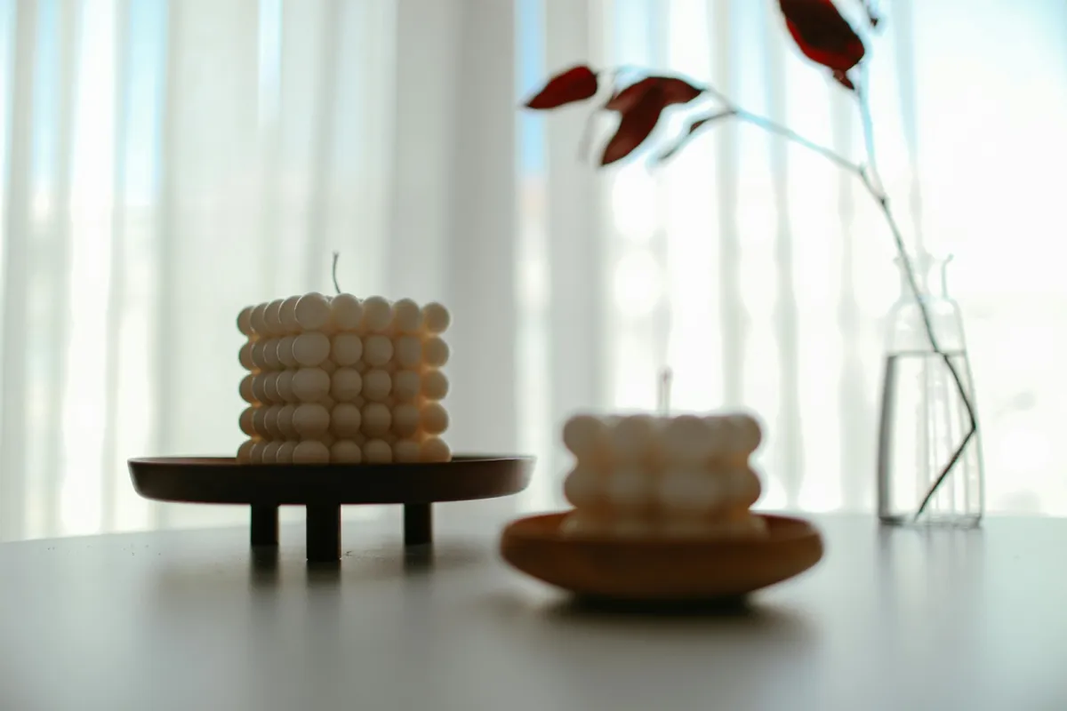 لقطة مقربة لشمعتين على الطاولة