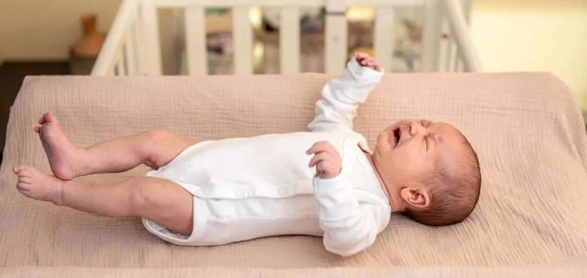 صورة لطفل ترفرف يداه وقدماه