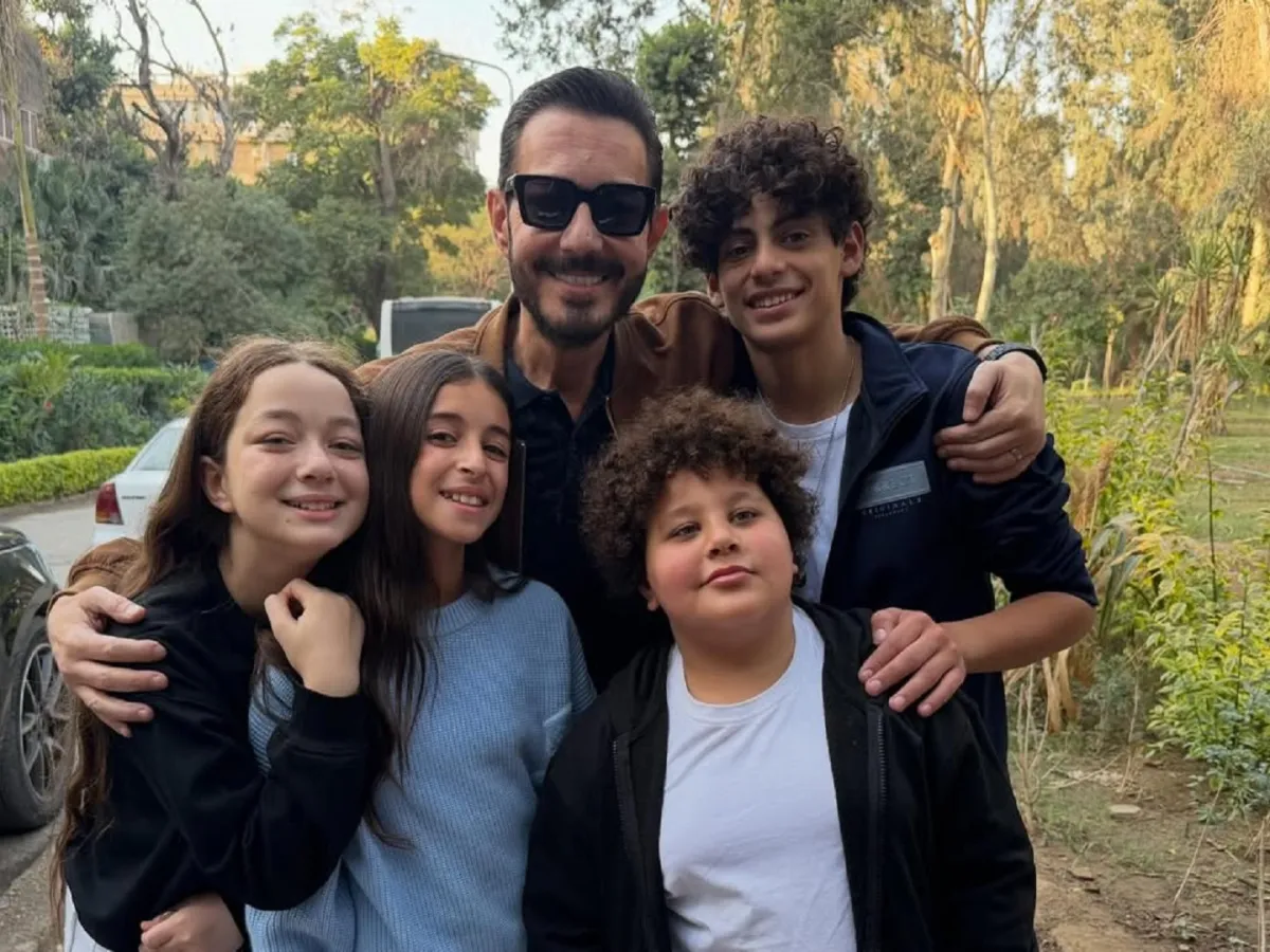 احمد زاهر مع اطفال لعبة وقلبت بجد - الصورة من صفحته على فيس بوك