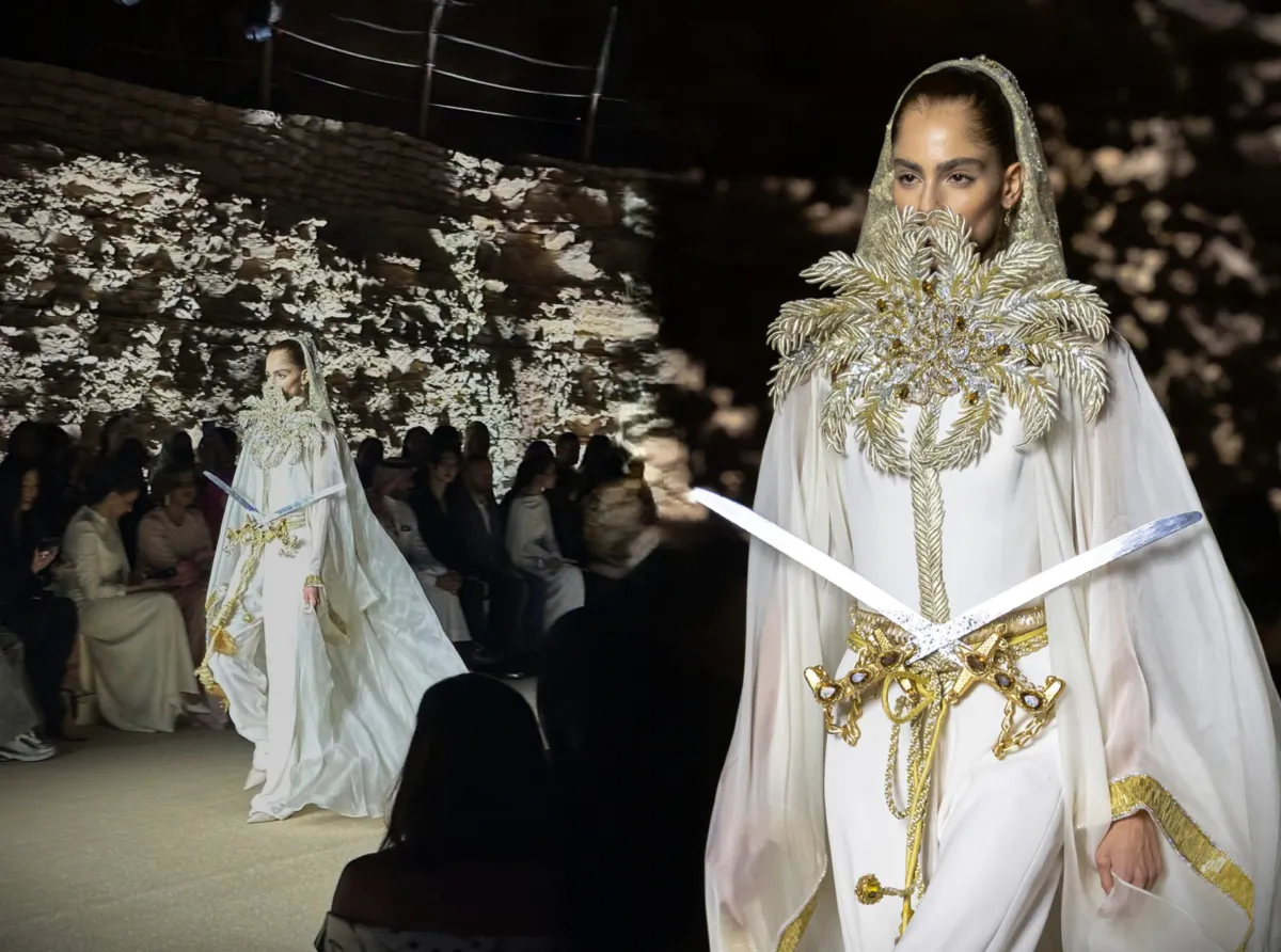 زي من دار عدنان أكبر- الصور من المركز الإعلامي لأسبوع الأزياء في الرياض 