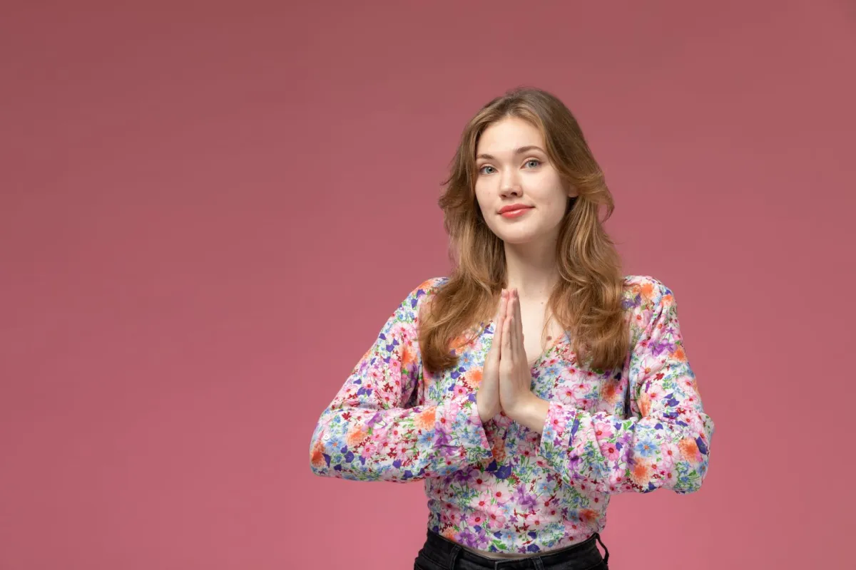 شابة تعبر عن الصدق والصراحة 