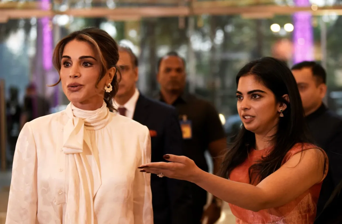 الملكة رانيا العبدالله وإيشا أمباني في مركز نيتا موكيش أمباني الثقافي (Queen Rania Al Abdullah and Isha Ambani at the Nita Mukesh Ambani Cultural Centre). مصدر الصورة: Indranil Aditya/NurPhoto via Getty Images