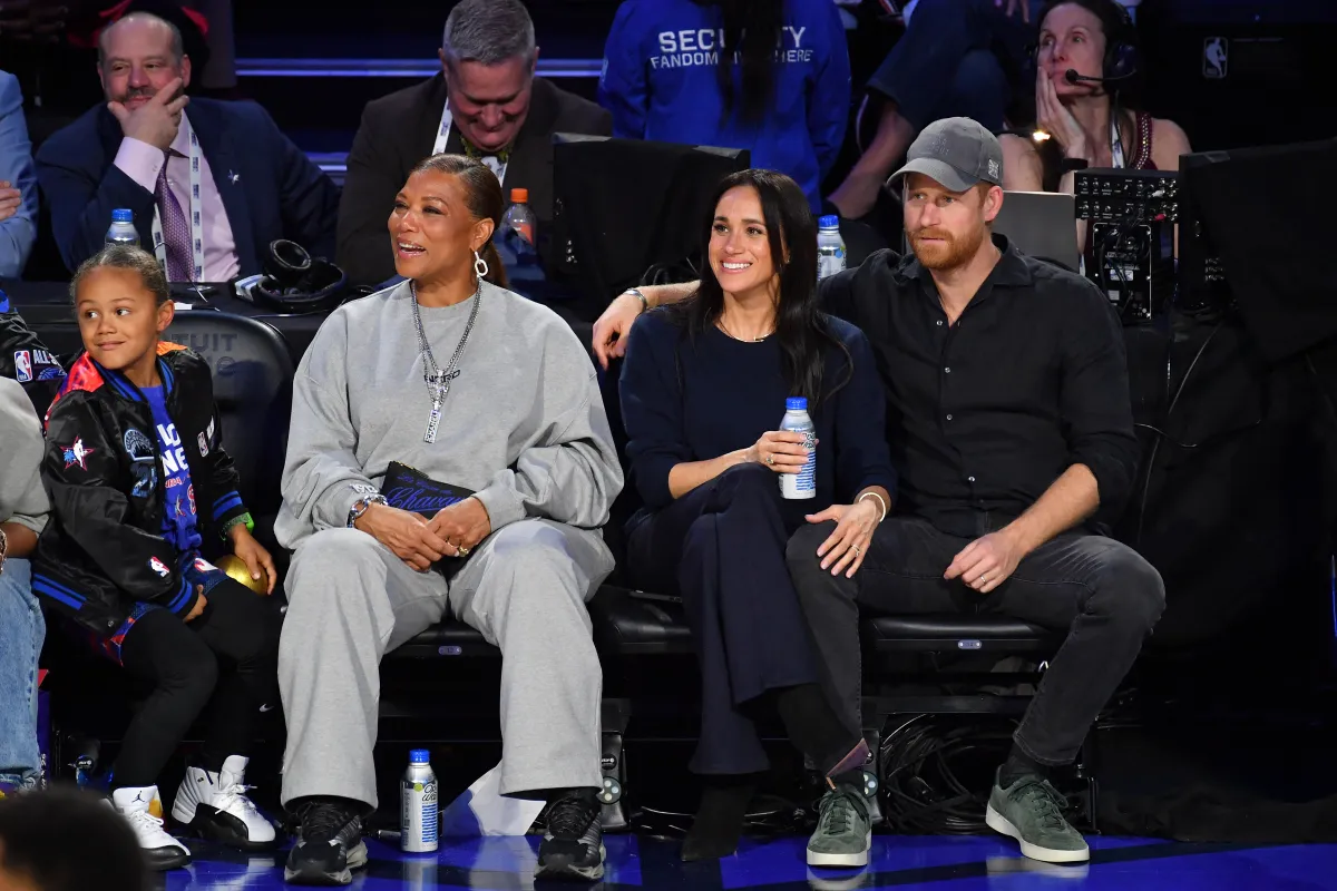 الأمير هاري وميغان ماركل وكوين لطيفة Prince Harry, Meghan Markle and Queen Latifah From the 75th NBA All-Star Game - مصدر الصورة ALLEN BEREZOVSKY / GETTY IMAGES NORTH AMERICA