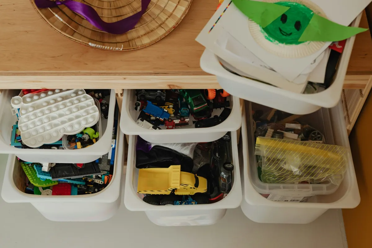 ألعاب الأطفال منظمة داخل صناديق بلاستيكية