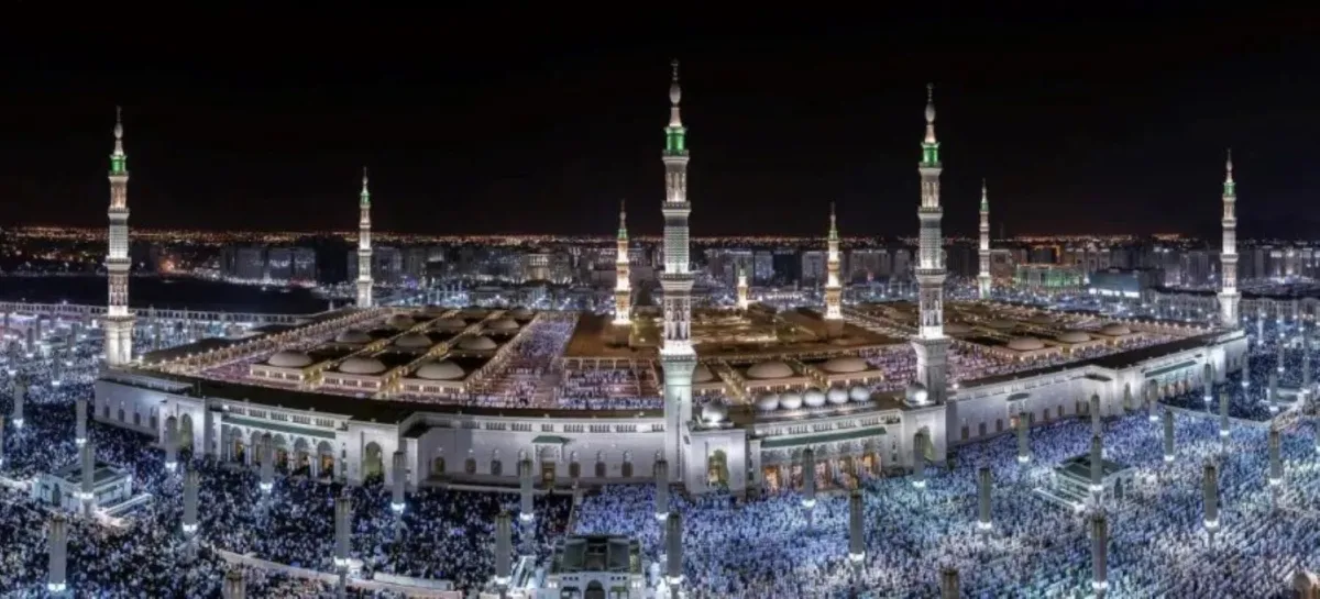 أجواء روحانية تحفّ قاصدي المسجد النبوي في صلاة التراويح في أول ليلة من ليالي الشهر الفضيل