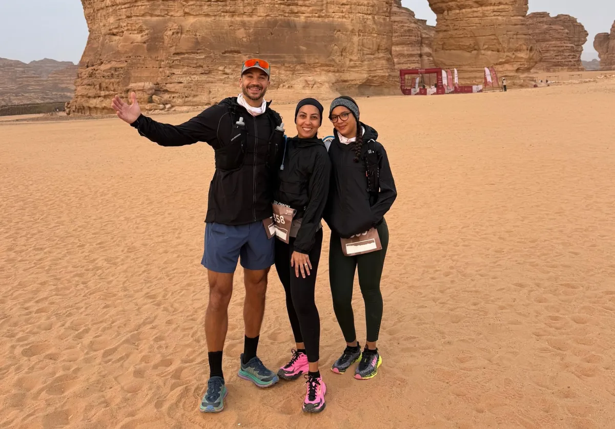 لجين الرفاعي مع زوجها محمد دخيل وابنتهما أميليا خلال سباق "درب العلا 2026"