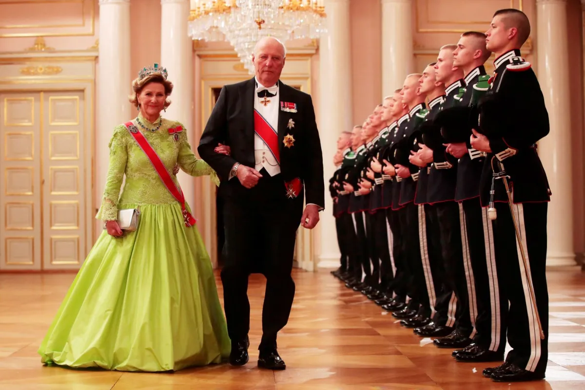 الملكة سونيا والملك هارالد في القصر الملكي في أوسلو بالنرويج (Queen Sonja and King Harald at the Royal Palace in Oslo, Norway). مصدر الصورة: Haakon Mosvold Larsen / POOL / AFP