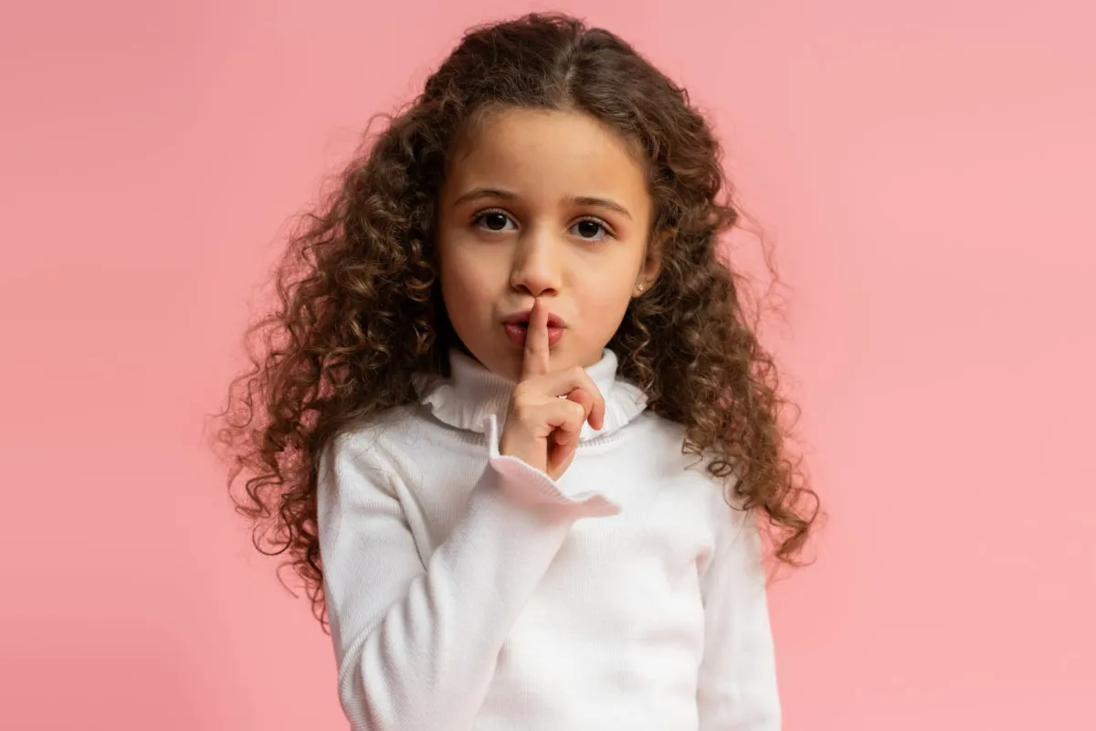 صورة طفلة تكتم السر