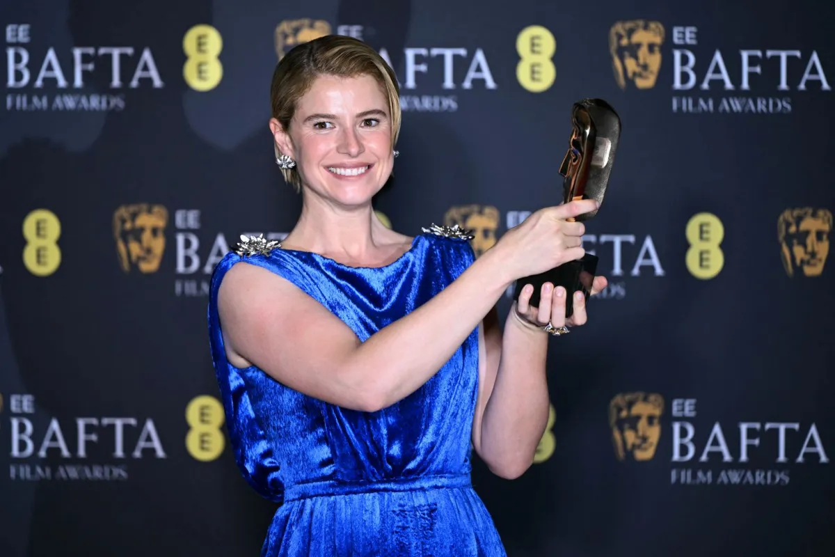 جيسي باكلي Jessie Buckley في حفل توزيع جوائز بافتا 2026. مصدر الصورة: JUSTIN TALLIS / AFP