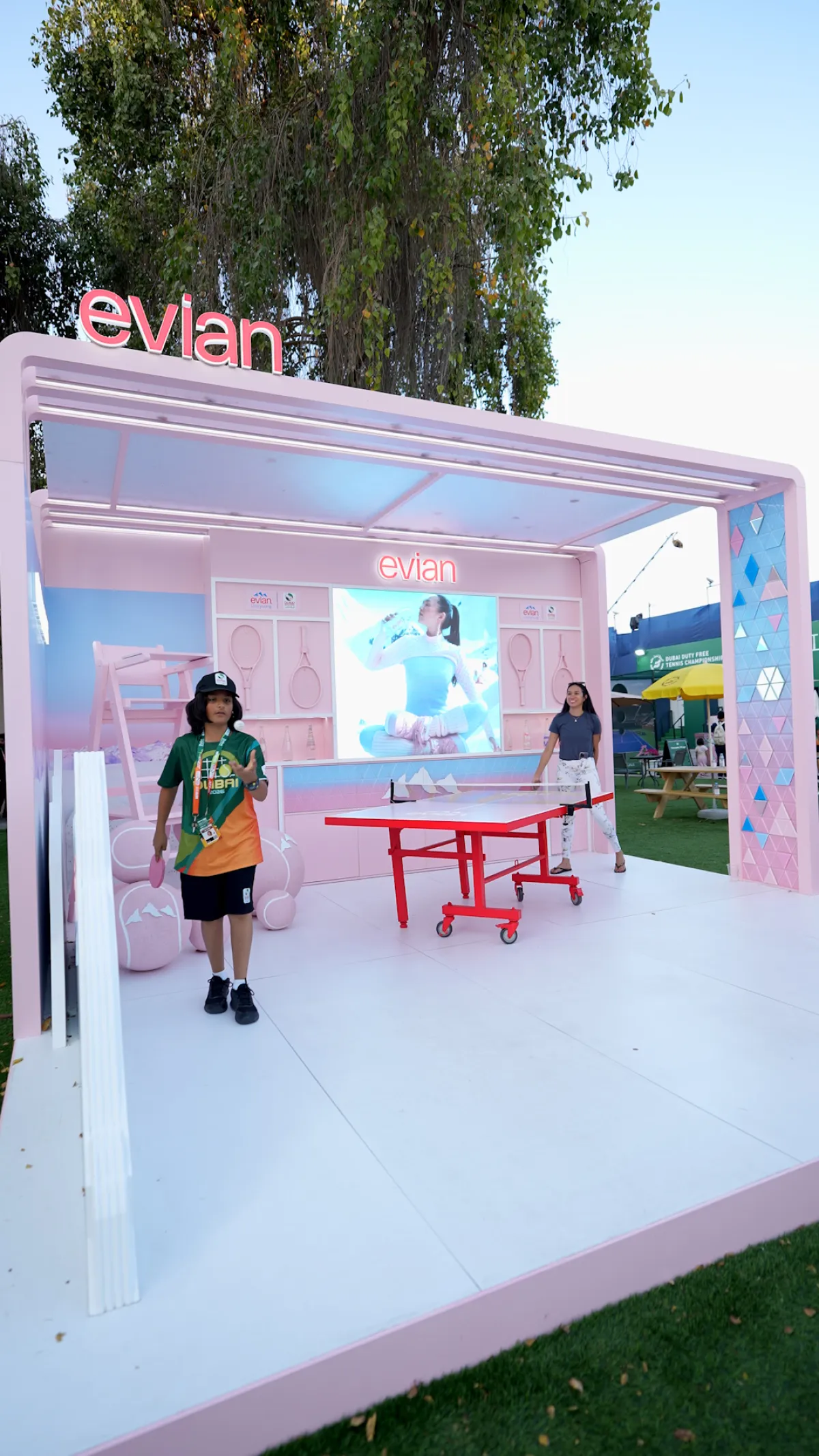 طاقة إيجابية لا تتوقف.. إيفيان تمنح الجماهير فرصة لعيش تجربة 'Live Young' بأسلوب عصري وممتع.