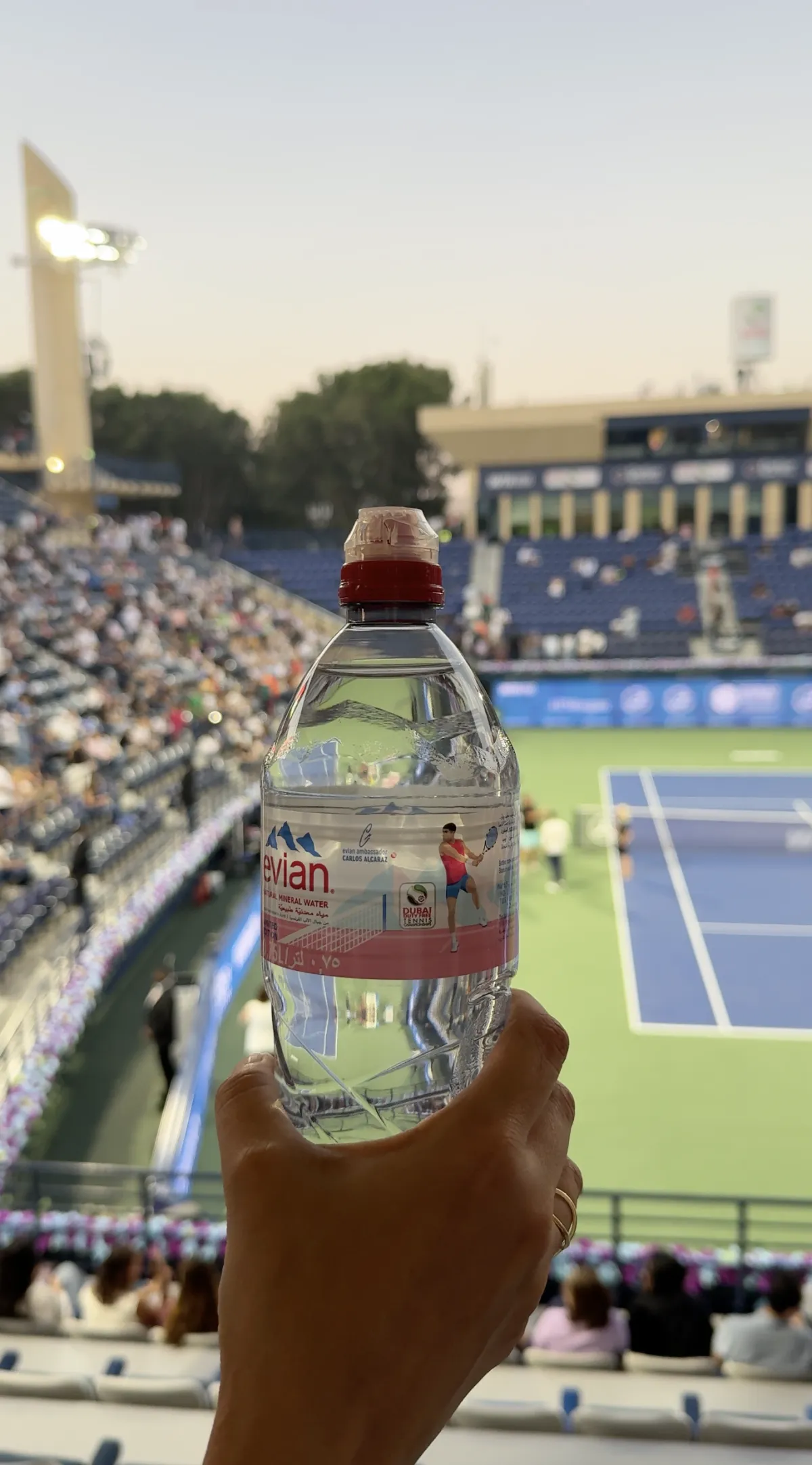 زجاجة إيفيان الحصرية بتوقيع كارلوس ألكاراز.. الرفيق المثالي للترطيب أثناء المنافسات.