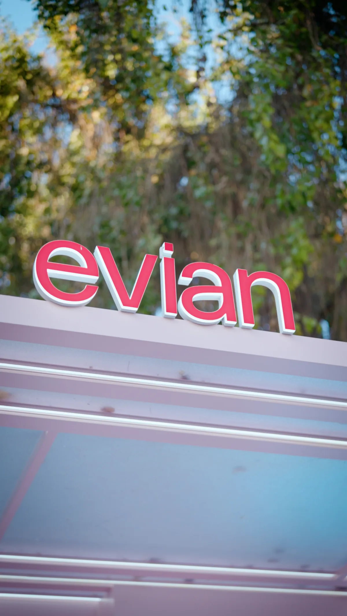 تصميم عصري وجذاب بلمسات وردية.. جناح إيفيان يزين أروقة بطولات سوق دبي الحرة للتنس.