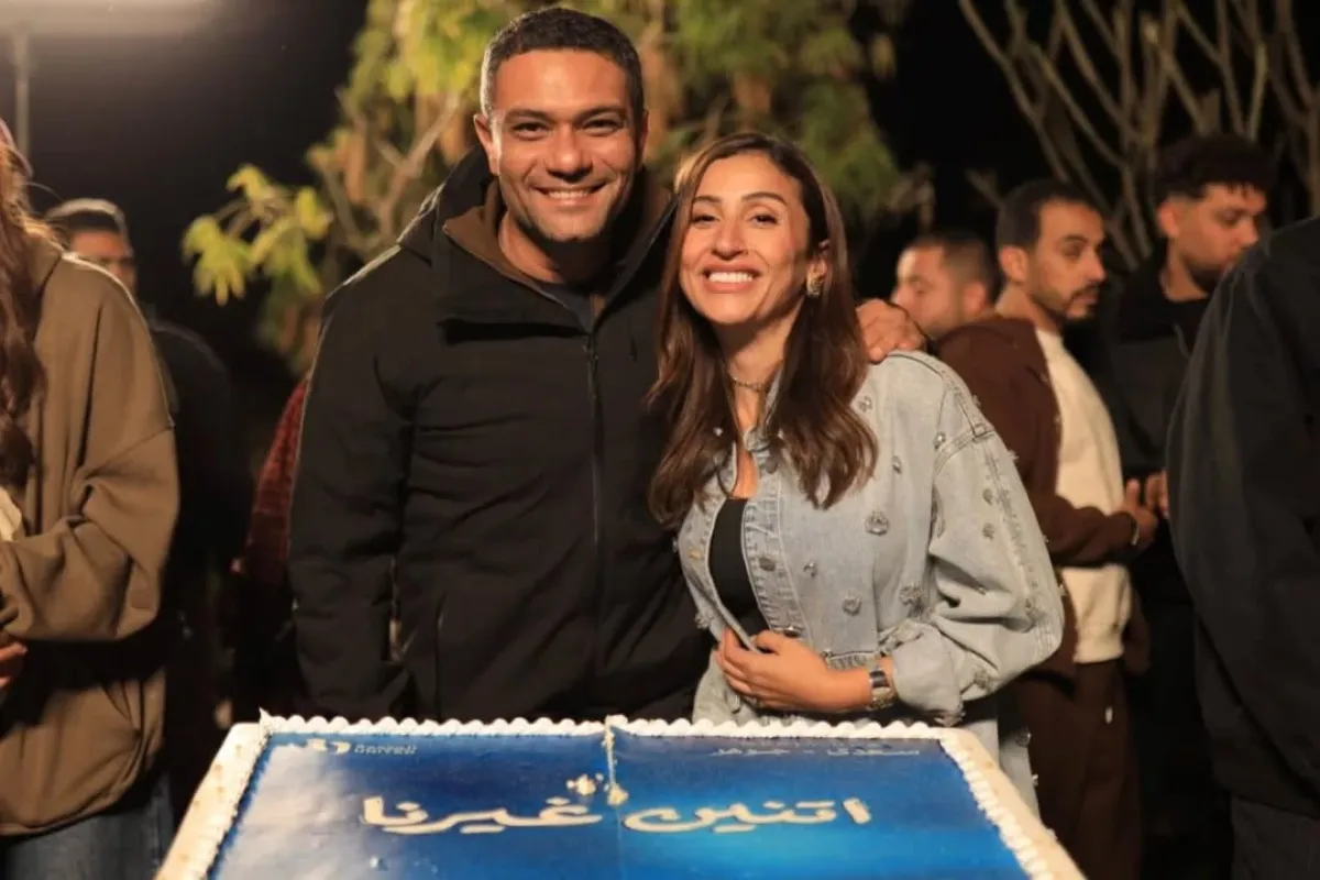 آسر ياسين ودينا الشربيني احتفالًا بانتهاء التصوير- الصورة من صفحة الشركة المنتجة على فيس بوك