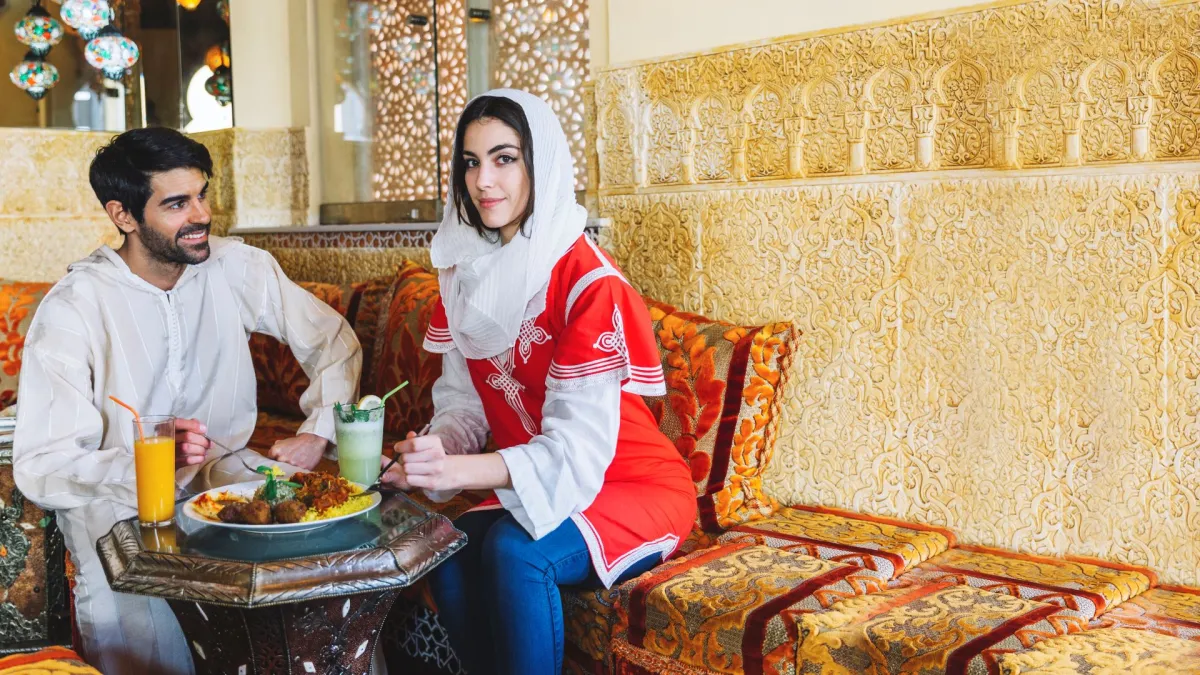 زوجان يتناولان طعام الإفطار