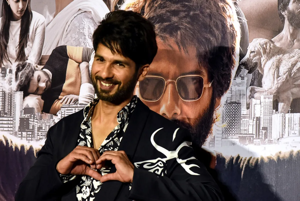شاهيد كابور خلال افتتاح فيلمه Kabir Singh في مومباي Shahid Kapoor gestures as he poses for photographs during the trailer launch of the upcoming Hindi film 'Kabir Singh' in Mumbai - مصدر الصورة Sujit Jaiswal / AFP)