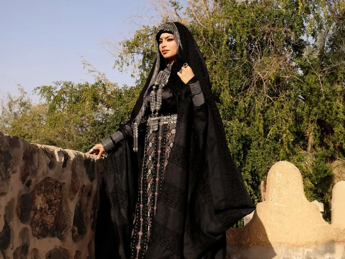 المدونة منى شيخ بالعباية التراثية في يوم التأسيس السعودي- الصورة من صفحتها على انستغرام