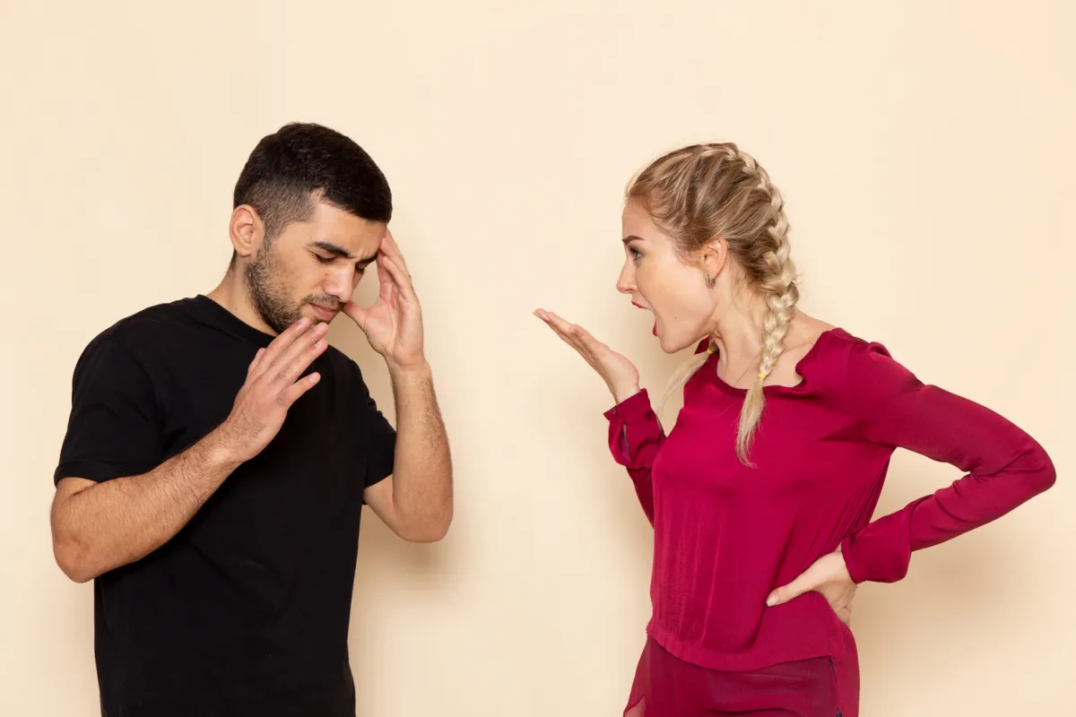 حلم الشجار مع شخص أعرفه -مصدر الصورة: Freepik by KamranAydinov