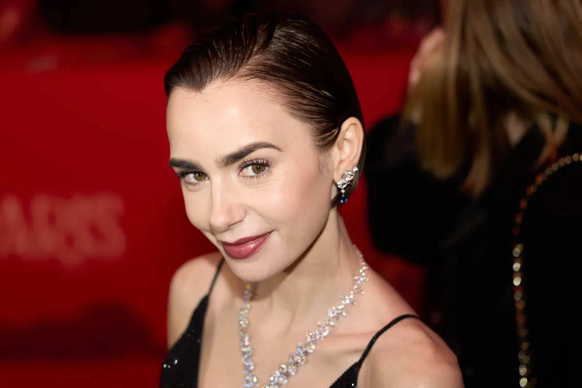 ليلي كولينز Lily Collins من العرض الخاص للموسم الخامس من "Emily in Paris" - مصدر الصورة: Edward Berthelot/WireImage